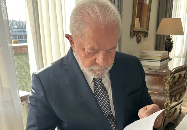 Presidente Lula com gravata de R$ 1.000 comprada em Portugal