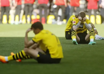 Jogadores do Borussia ficam inconsoláveis após perderem o campeonato