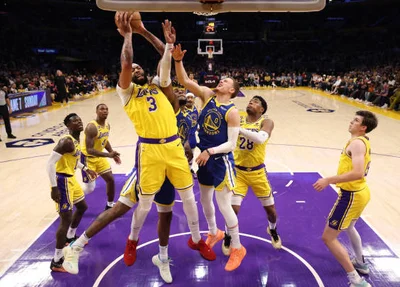 Lakers vencem Warriors por 122 a 101 em jogo decisivo de Lebron James e Anthony Davis