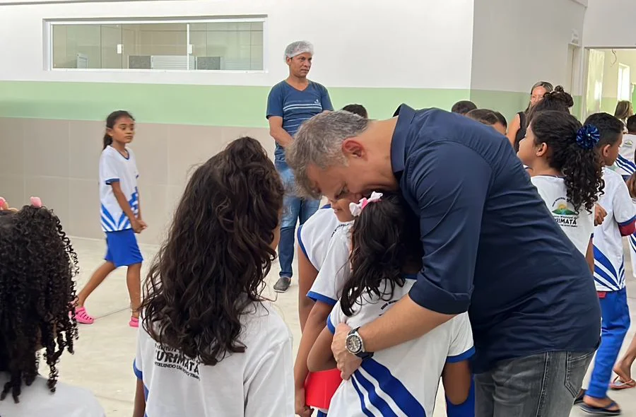 Valdecir Júnior abraçando as crianças do Complexo Educacional