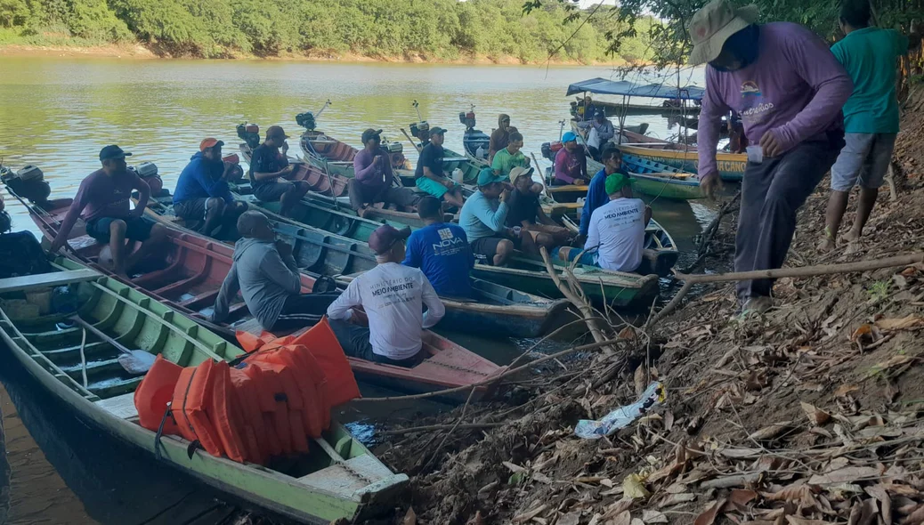 Grupo de pescadores do Poti Velho se preparando para fazer coleta de lixo nas margens do rio Poti.