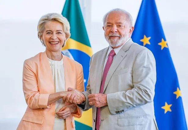 Lula e a Presidente da Comissão Europeia, Ursula con der Leyen, durante reunião nesta segunda-feira (12)