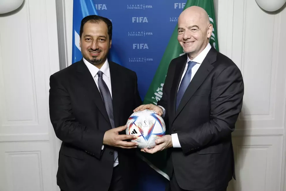 Yasser Al Misehal, da SAFF ao lado de Gianni Infantino, presidente da Fifa