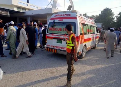 Ao menos 40 pessoas morreram e 150 ficaram feridas após a explosão de uma bomba no Paquistão