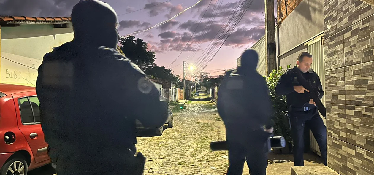 Chegada dos policiais na Vila Mocambinho