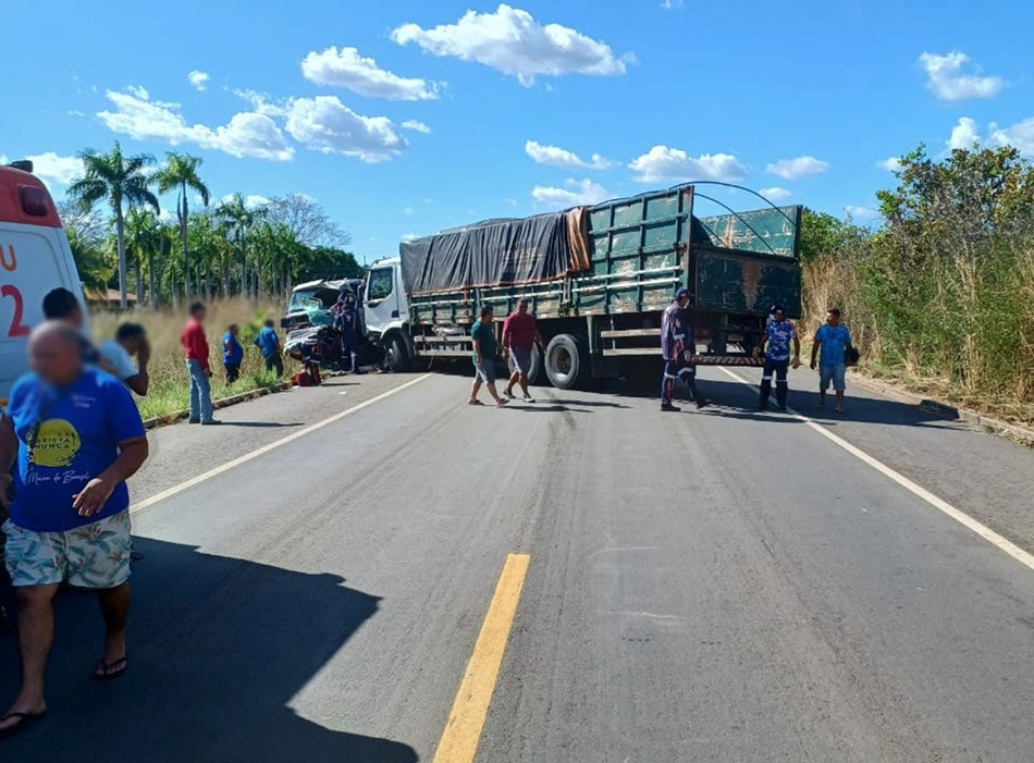 Colisão entre dois veículos de caraga no km 355 da BR 343, em Campo Maior