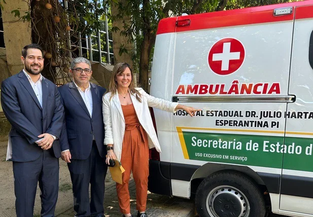 Deputado Felipe Sampaio e prefeita Ivanaria Sampaio recebem ambulancia para Esperantina