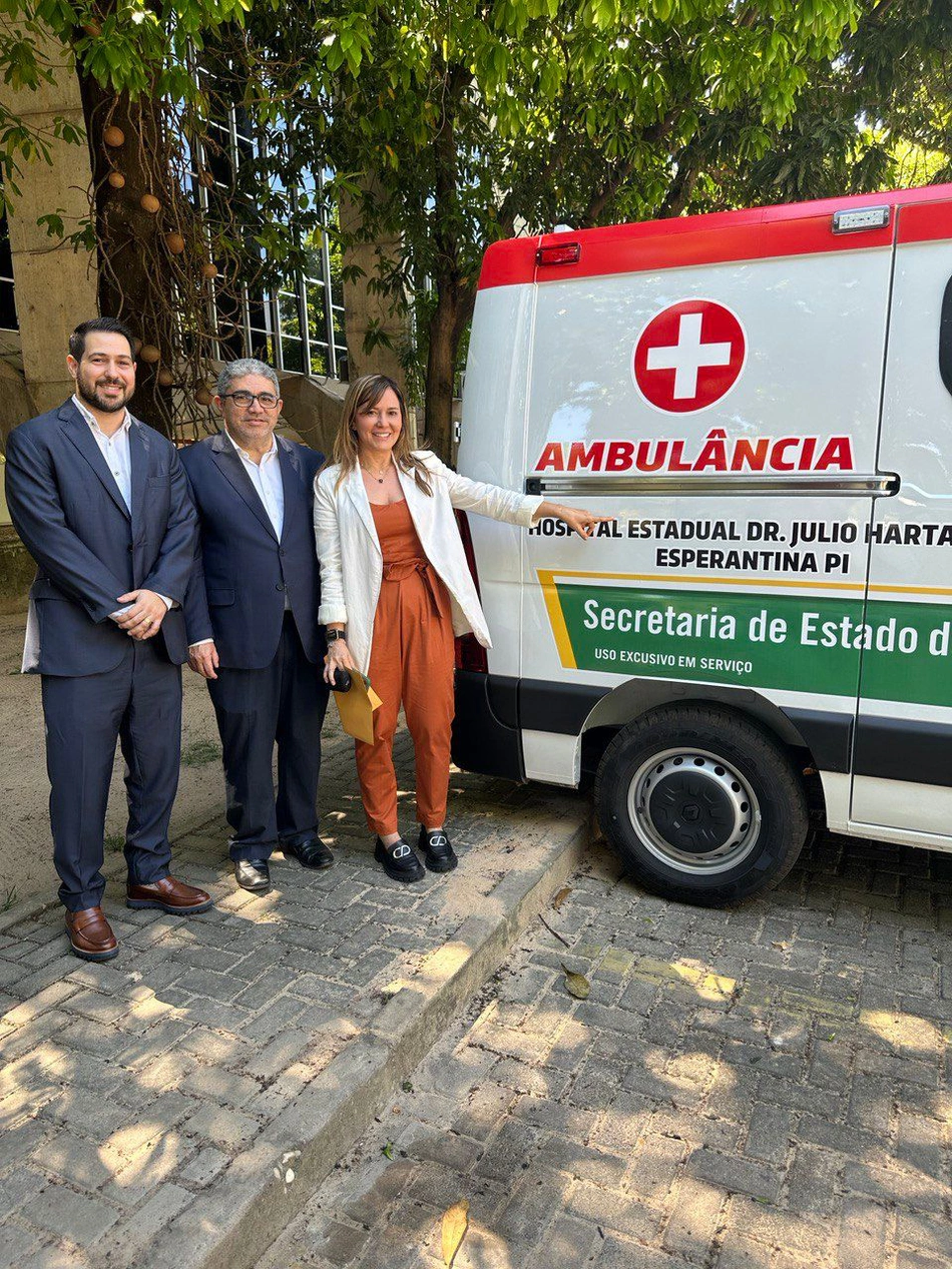 Deputado Felipe Sampaio e prefeita Ivanaria Sampaio recebem ambulancia para Esperantina