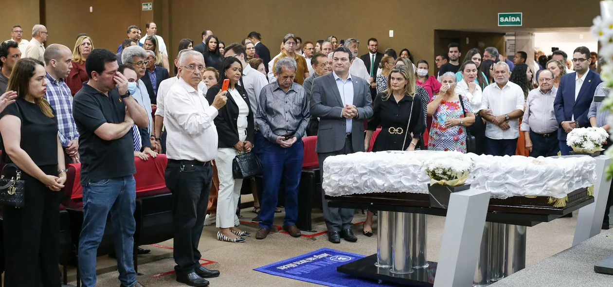 Familiares e amigos prestaram última homenagem a Celso Barros Coelho