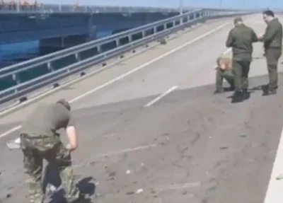Militares vistoriando os danos na ponte da Crimeia