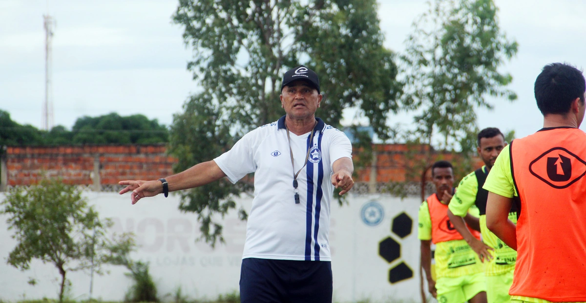 Oliveira Canindé dando orientações para os jogadores do Parnahyba
