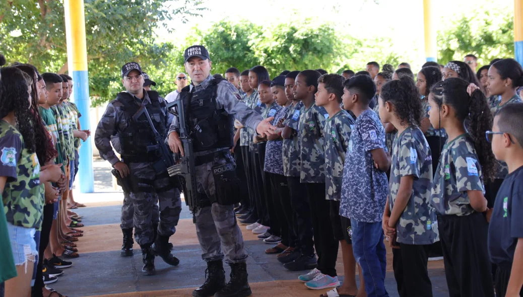 Policiais Militares falaram com crianças e adolescentes assistidos pelo projeto