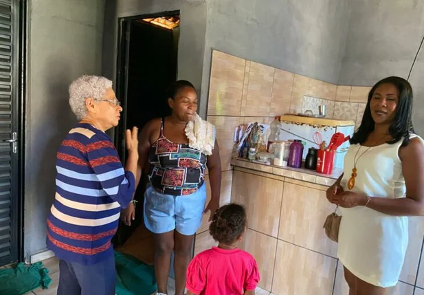 Regina Sousa visita casas do Moradia Social na Comunidade Periperi