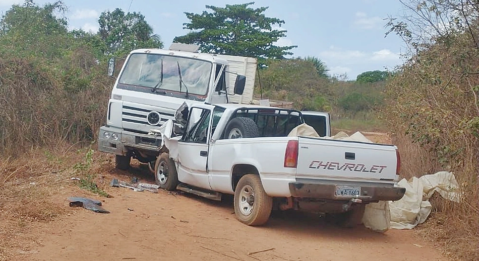 Acidente entre carro e caminhão deixa o irmão de Valdeci Cavalcante morto