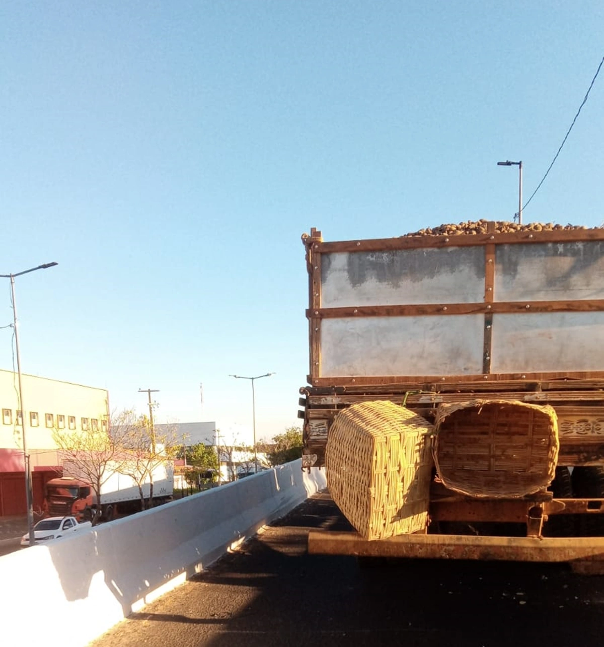 Caminhão sofreu pane seca na alça da Ponte da Amizade sentido Timon-Teresina