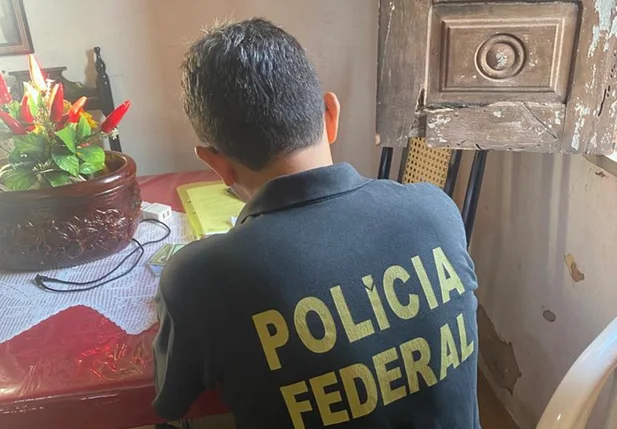 Polícia Federal no Piauí durante cumprimento de mandados em Parnaíba