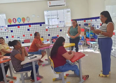 Secretária de Educação de Uruçuí participa de reunião com servidores