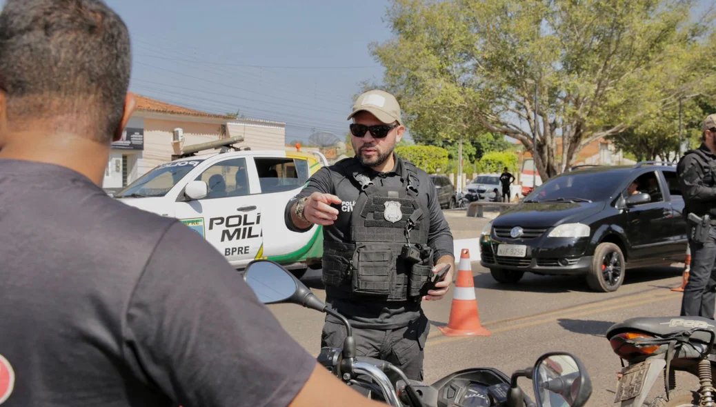 Três pessoas foram presos por conduzirem motocicletas com restrição de roubo ou furto