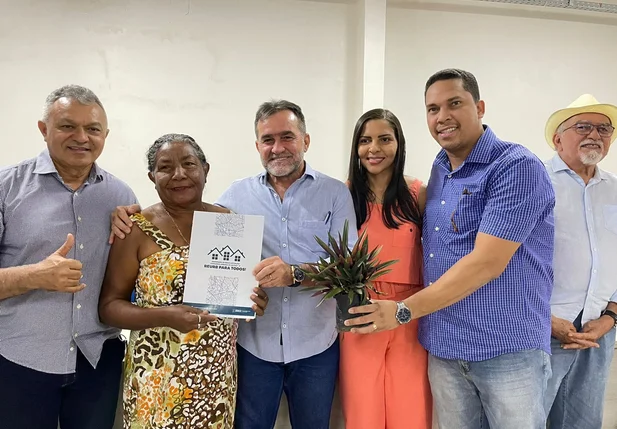 Prefeito Zé Raimundo entrega certidões de Regularização Fundiária em Oeiras