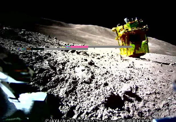 Foto do solo lunar feito pela sonda SLIM