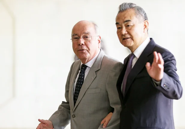 Ministro brasileiro Mauro Vieira e o ministro de Negócios Estrangeiros chinês, Wang Yi.