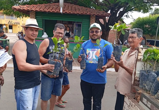 Prefeitura de São João do Arraial entrega sementes para agricultores