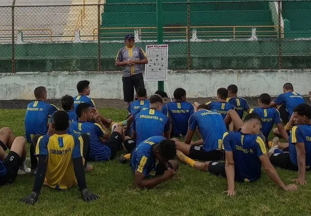 Técnico do Sub-20 Tiradentes passando orientações para seus jogadores