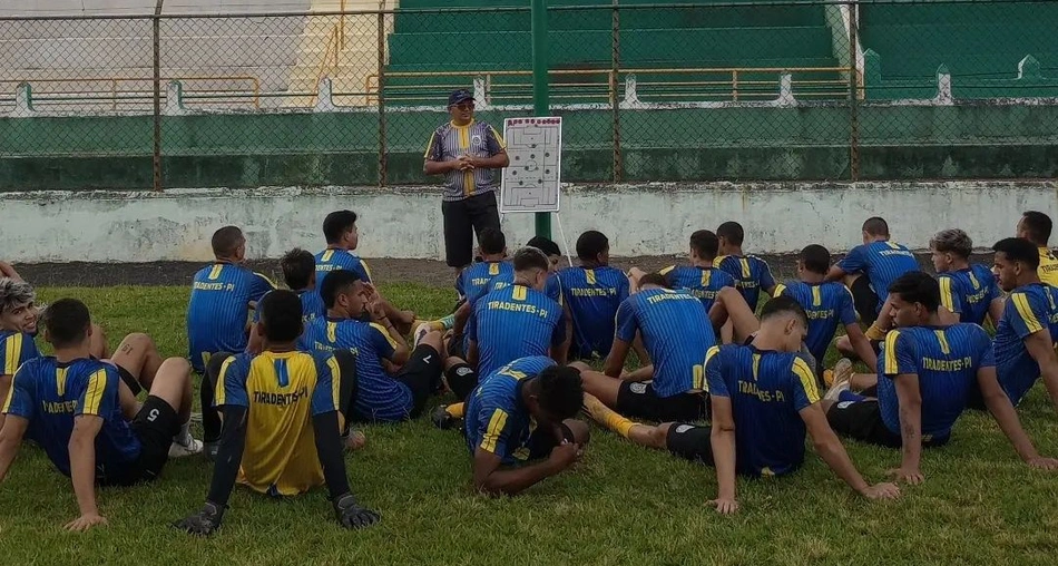 Técnico do Sub-20 Tiradentes passando orientações para seus jogadores
