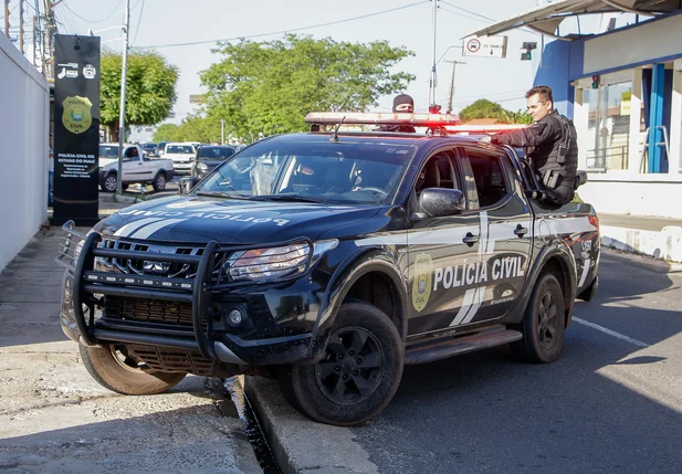 Viatura da polícia Civil chegando na sede do DRACO