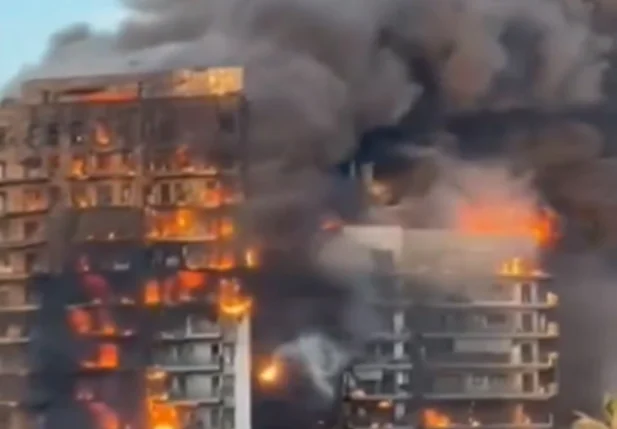 Fogo consome prédio na Espanha deixa quatro mortos e dezenas de desaparecidos