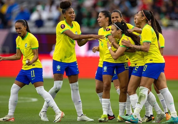 Adriana Leal comemorando gol com suas parceiras de Seleção Brasileira