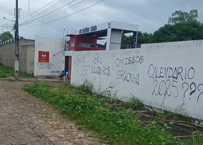CT do River amanhece com o muro pinchado com frases de protesto