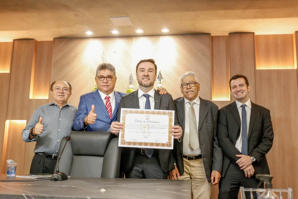 João Mádison entrega título de cidadania piauiense para o médico Tiago Teixeira
