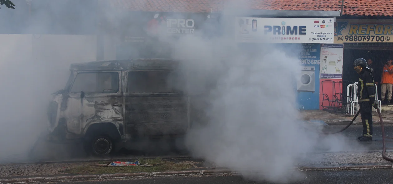 Após apagar as chamas o carro ficou tomado por fumaça na Avenida Dom Severino