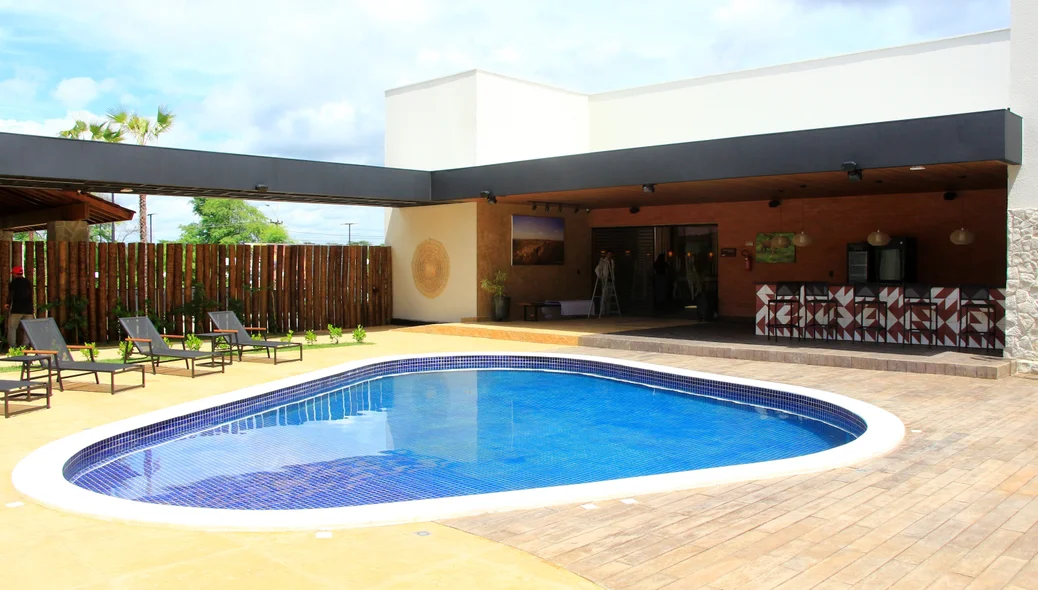 Área de lazer do Hotel Serra da Capivara com piscina