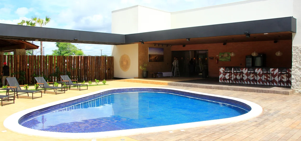 Área de lazer do Hotel Serra da Capivara com piscina
