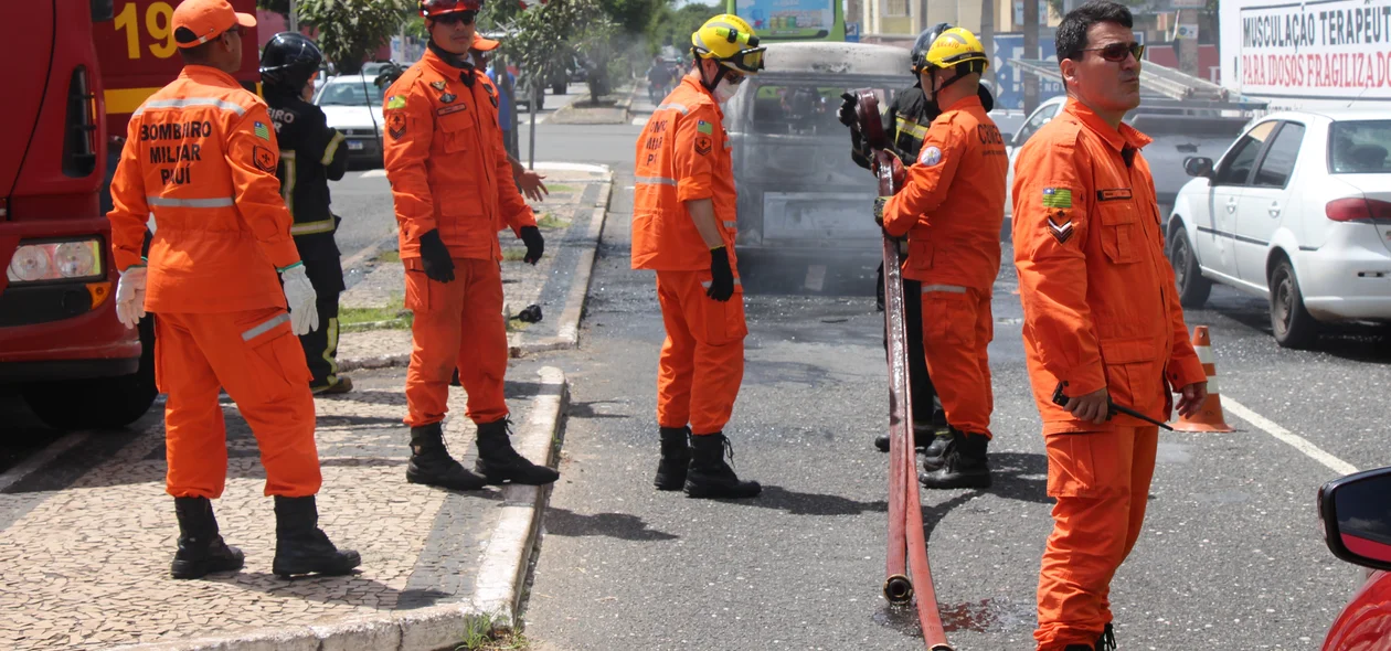 Bombeiros apagaram as chamas de carro que pegou na Avenida Dom Severino