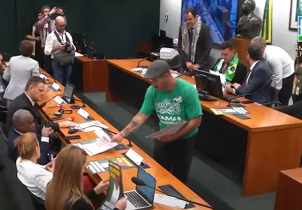 Homem usa blusa do Hamas em evento na Câmara dos Deputados