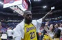 LeBron leva Lakers a mais um playoffs