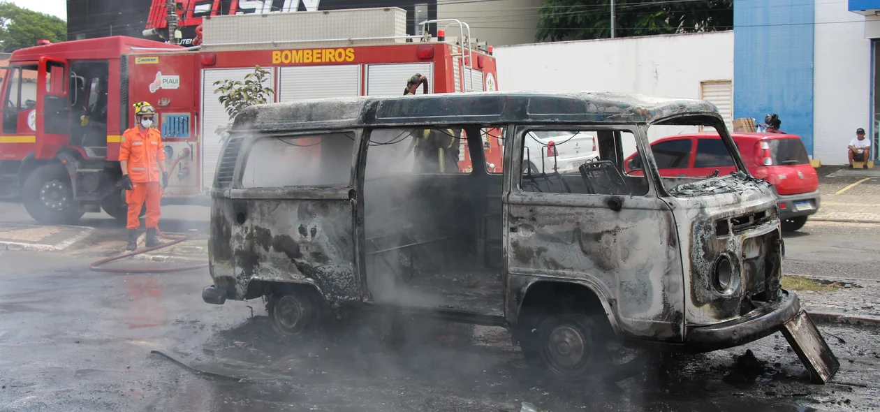 O carro pegou fogo na Avenida Dom Severino, zona leste de Teresina