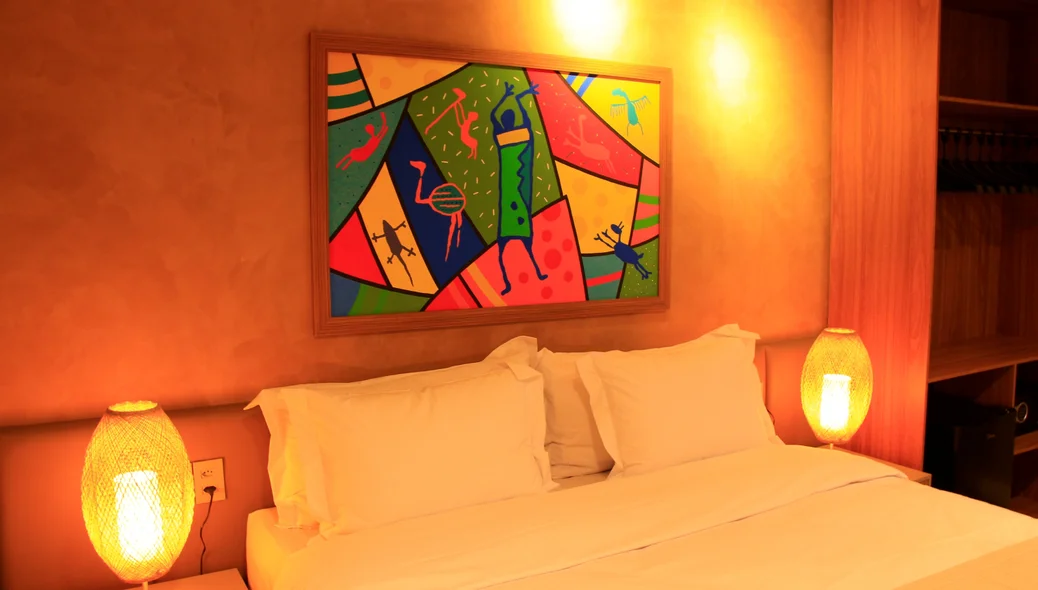 Os quartos do Hotel Serra da Capivara possuem iluminação amarela