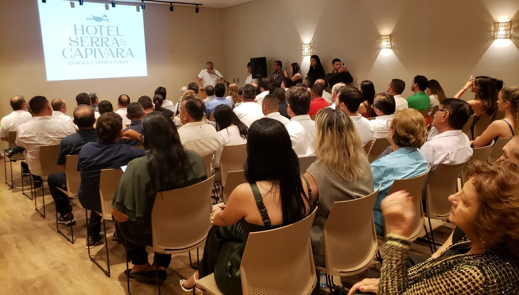 Pessoas presentes na inauguração do Hotel Serra da Capivara