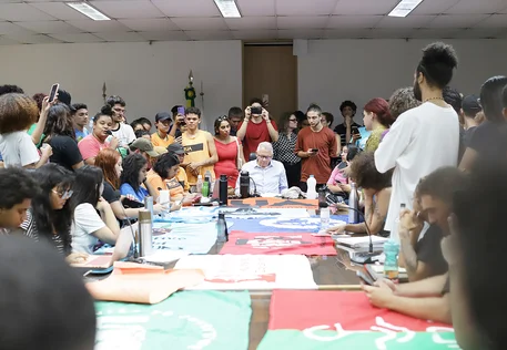 Estudantes se reúnem com Gildásio Guedes após invasão a reitoria da UFPI