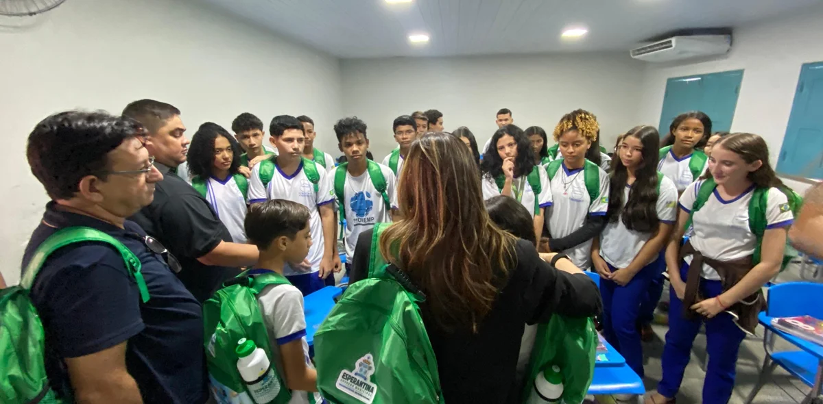 Alunos da Escola Municipal Professora Maria Pinheiro de Castro receberam os kits