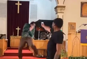 Homem invade culto e atira contra pastor nos Estados Unidos; vídeo