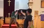 Homem atirando contra pastor em igreja