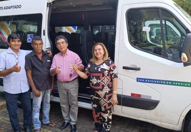 Prefeita Vilma Lima recebe veículo adaptado para transporte de pacientes
