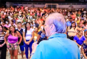 Eleitores comparecem em ginásio para evento de Silvio Mendes