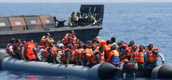  Guarda Costeira de Roma resgata 2.3 mil imigrantes no Mar