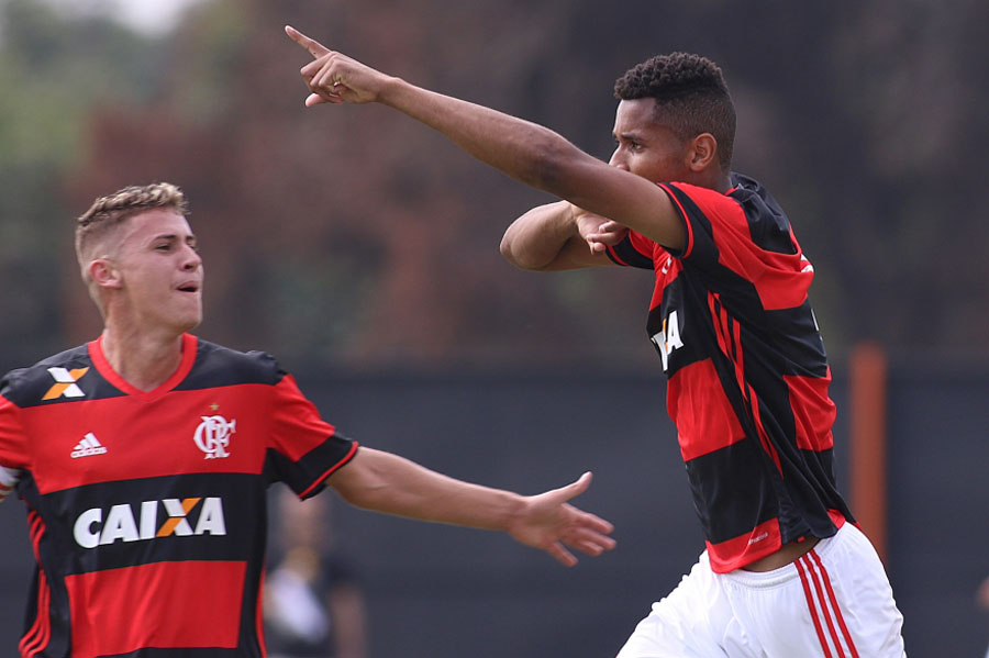 Flamengo bate Botafogo por 3x1 no 1º jogo da final da Taça Rio